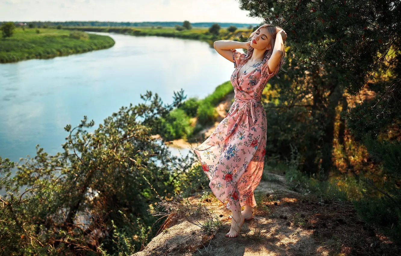 Фото обои девушка, деревья, природа, река, босиком, платье, холм, кусты