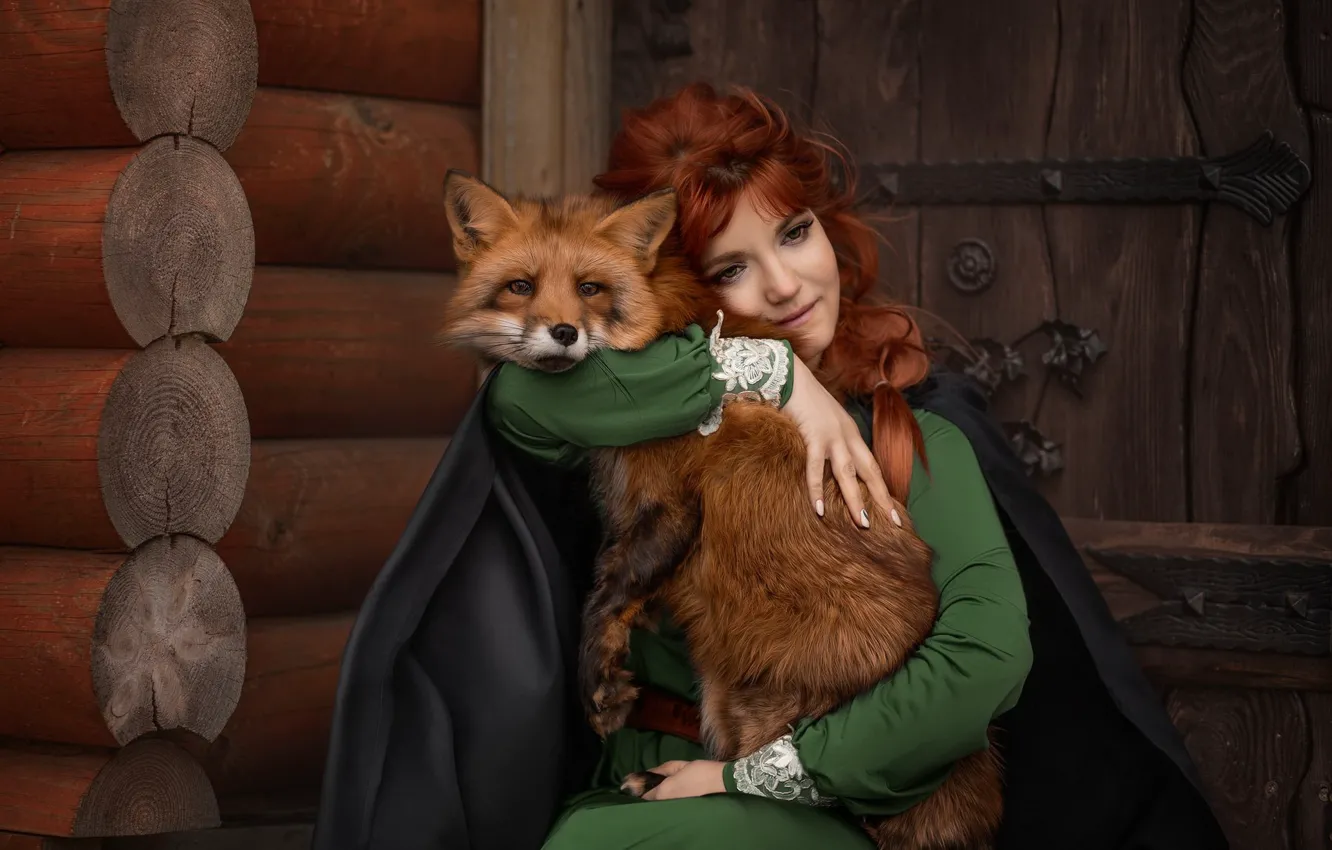 Фото обои взгляд, девушка, лицо, поза, улыбка, дом, портрет, руки