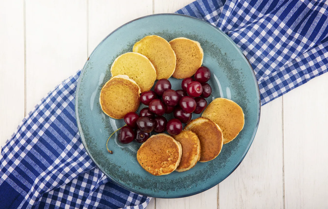 Фото обои вишня, ягоды, доски, полотенце, тарелка, черешня, оладьи, панкейки