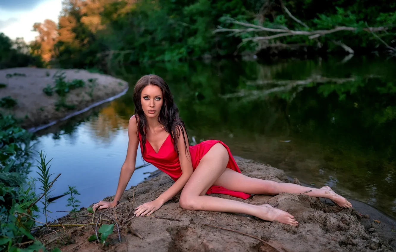 Фото обои взгляд, девушка, природа, поза, река, брюнетка, ножки, красное платье