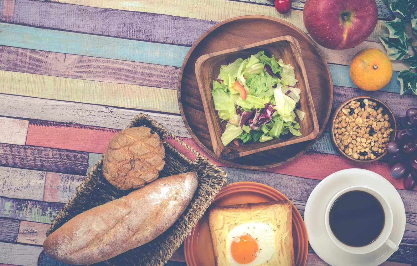 Фото обои кофе, яблоко, завтрак, хлеб, виноград, яичница, салат, мандарин