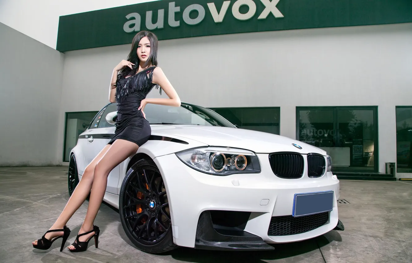Фото обои Девушки, BMW, азиатка, красивая девушка, белый авто, красивое платье, вхгляд, позирует над машиной