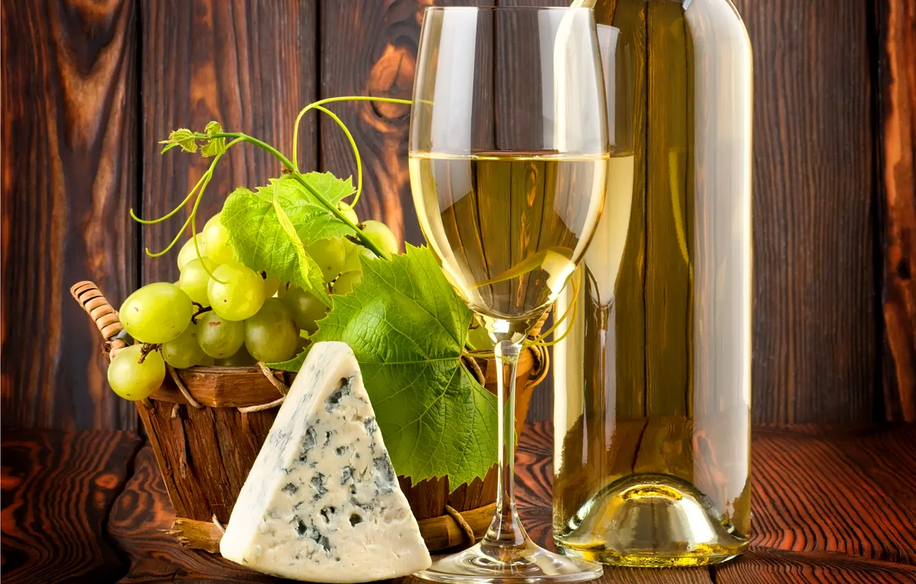 Фото обои листья, стол, вино, белое, бокал, бутылка, сыр, виноград