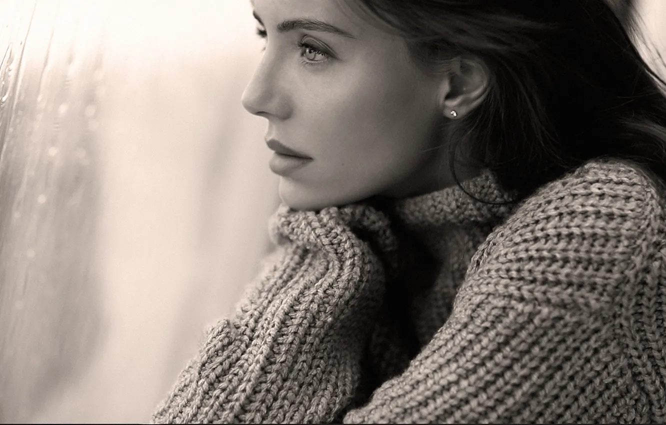 Фото обои взгляд, девушка, дождь, окно, черно-белое, свитер