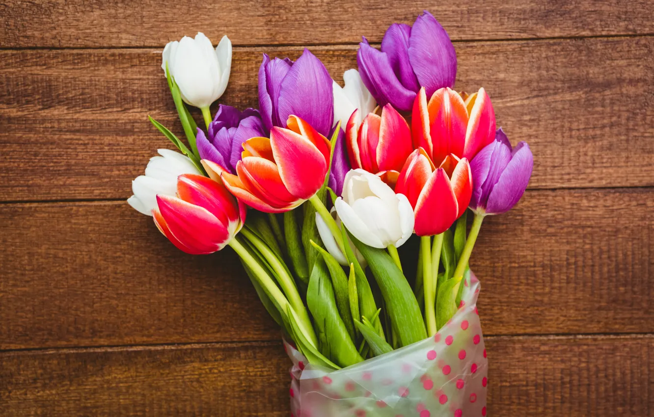 Фото обои цветы, букет, colorful, тюльпаны, red, white, wood, flowers