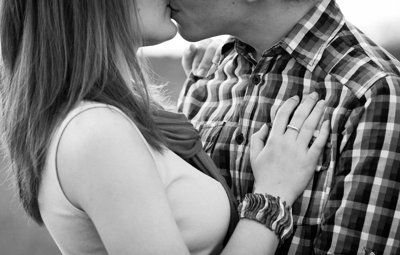 Фото обои девушка, нежность, чувства, чёрно-белое, поцелуй, пара, рубашка, парень