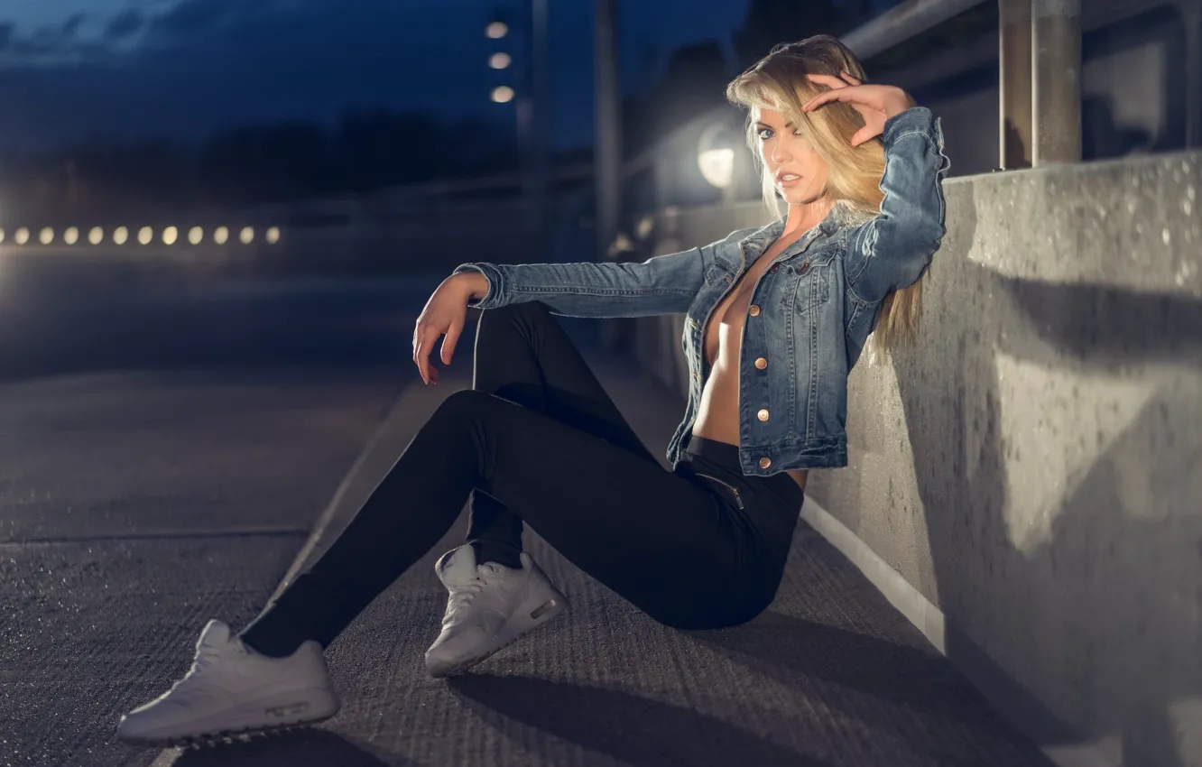 Фото обои girl, jeans, cute, sneakers, denim