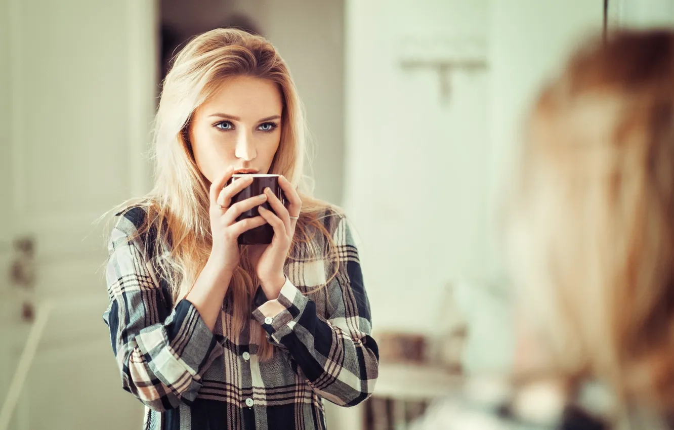 Фото обои girl, long hair, photo, photographer, blue eyes, model, cup, beauty