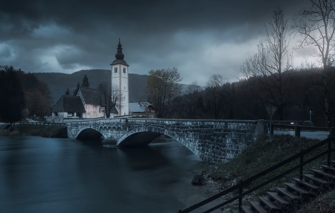 Фото обои деревья, мост, озеро, лестница, церковь, монохром, Словения, Slovenia