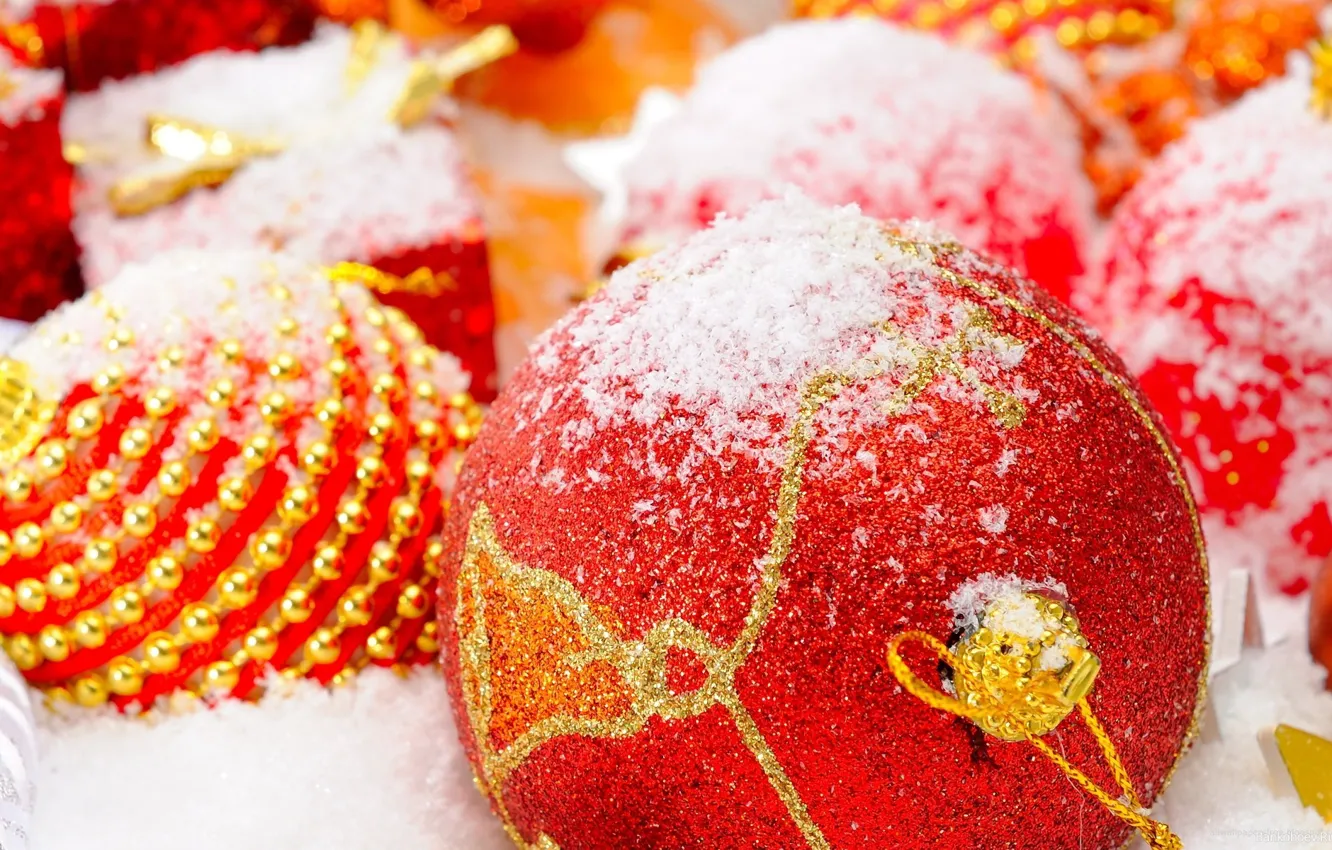 Фото обои цвета, снег, украшения, красный, золото, праздник, шары, тесьма
