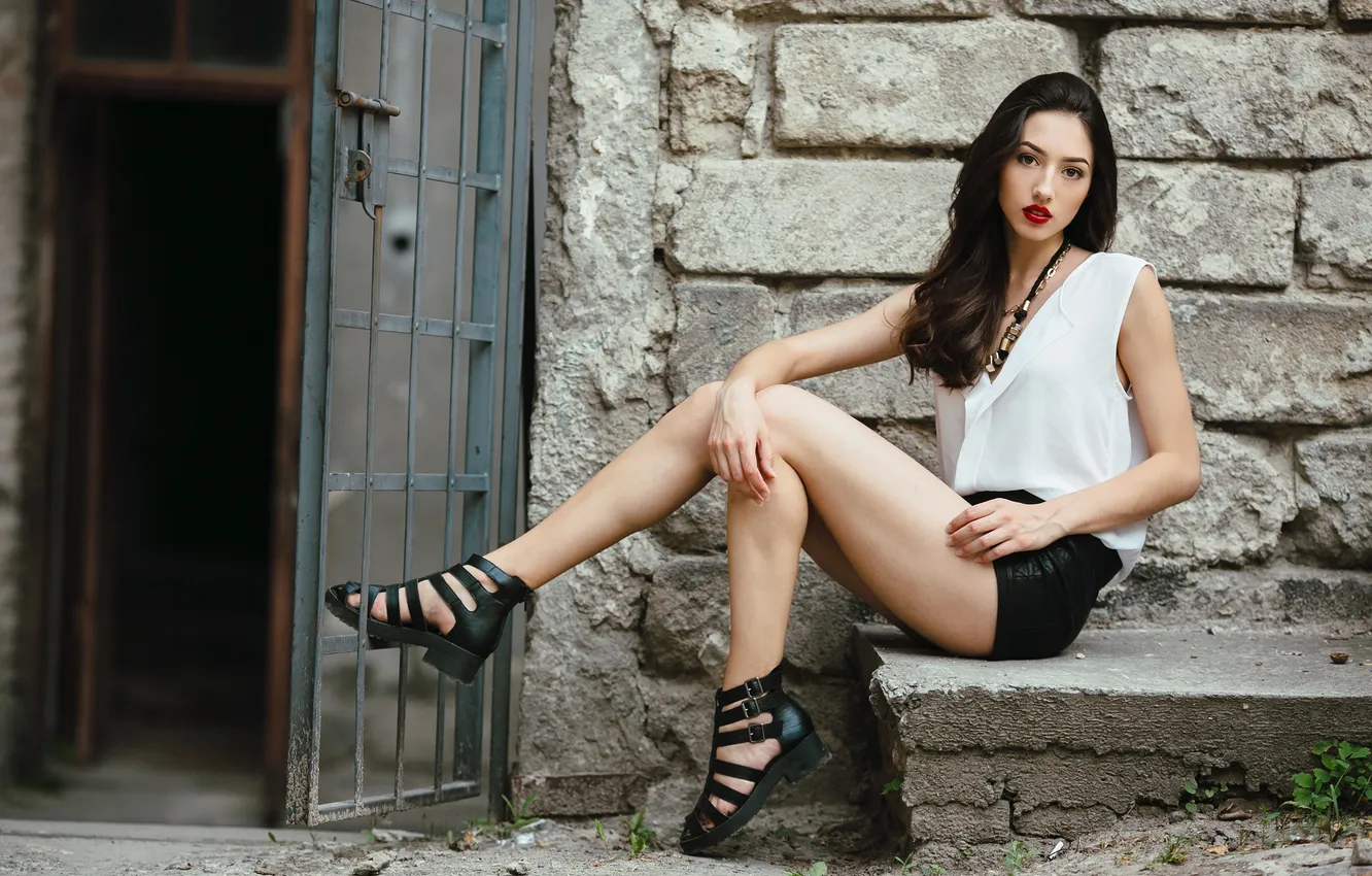 Фото обои girl, stone, young, beautiful, door, sitting