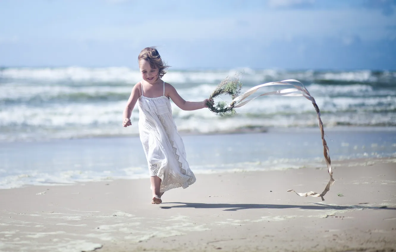 Фото обои песок, пляж, ребенок, девочка, бежит, венок
