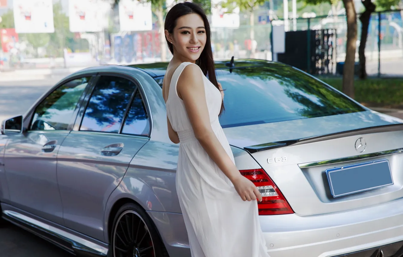Фото обои взгляд, улыбка, Девушки, платье, Mercedes, азиатка, красивая девушка, белый авто