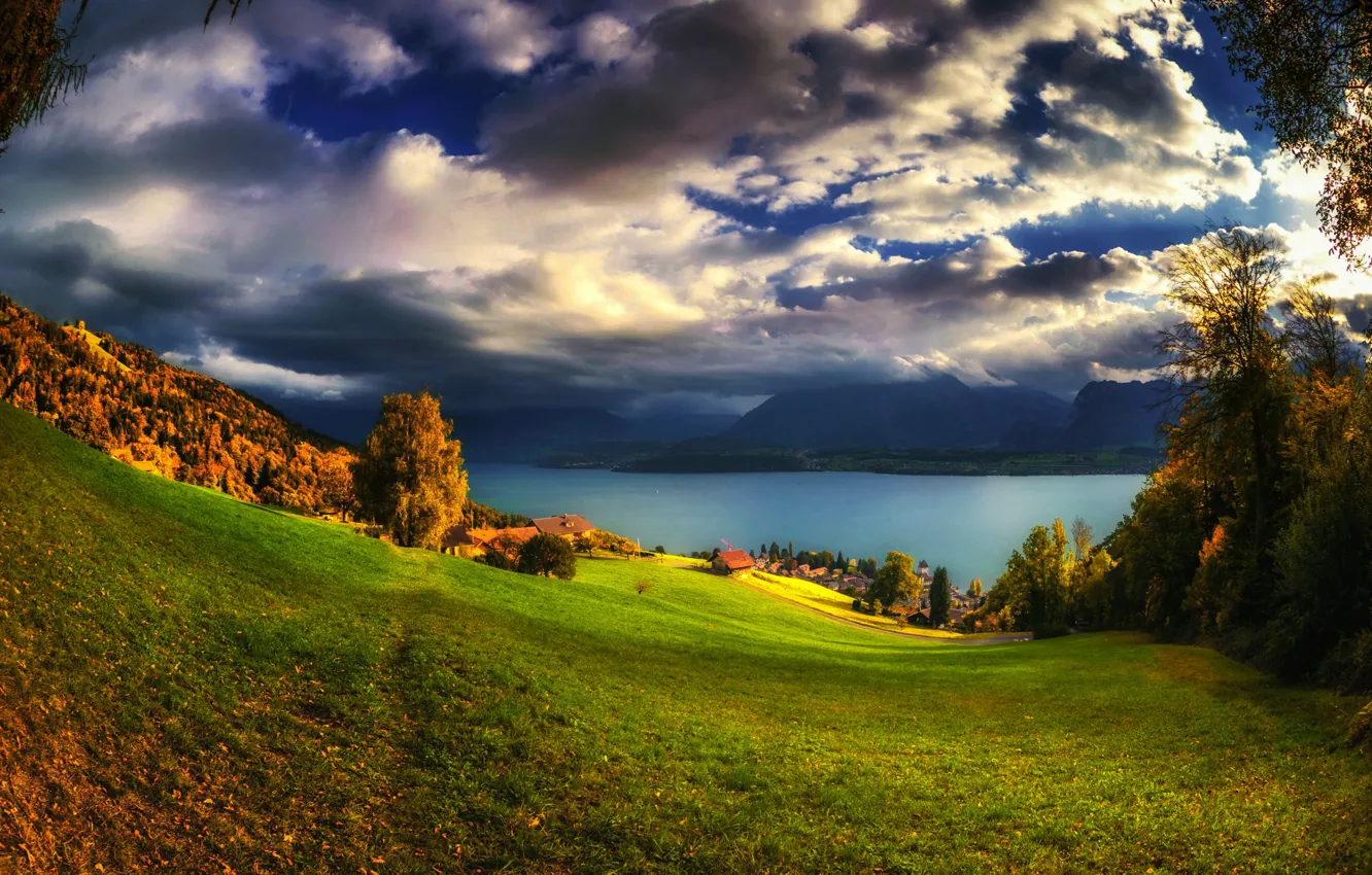 Фото обои осень, трава, солнце, облака, деревья, горы, тучи, озеро