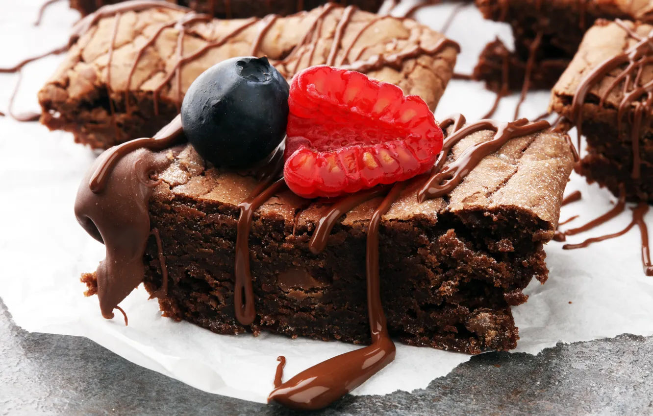 Фото обои ягоды, пирожное, десерт, шоколадное, карамель