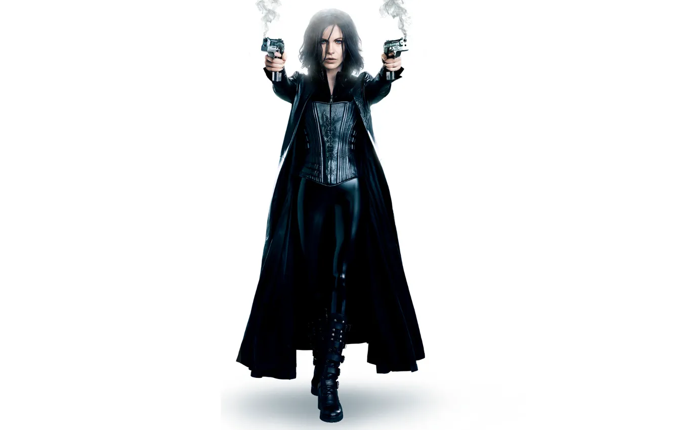 Фото обои пистолет, дым, брюнетка, костюм, Kate Beckinsale, белый фон, вампир, Кейт Бекинсейл