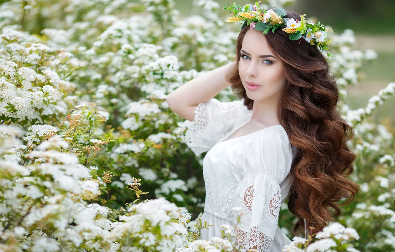 Фото обои взгляд, девушка, цветы, весна, макияж, сад, платье, прическа