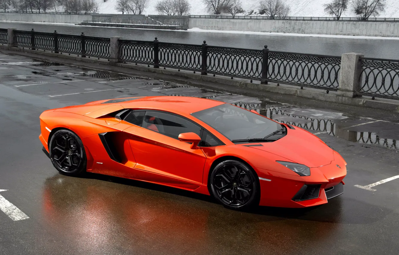 Фото обои дорога, лужи, lamborghini, вид сбоку, aventador lp700-4