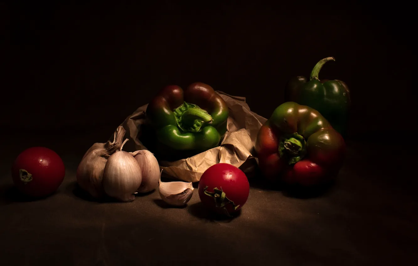 Фото обои бумага, темный фон, перец, натюрморт, овощи, помидоры, чеснок, болгарский