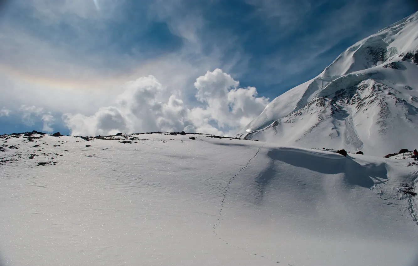 Фото обои облака, снег, горы, следы, вершина
