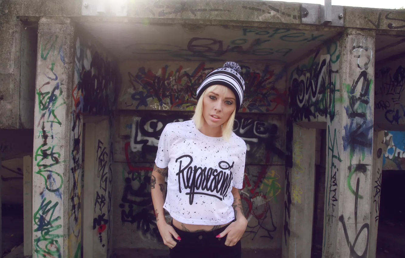 Фото обои girl, graffiti, hat, woman, model, tattoo, blonde, tattoos