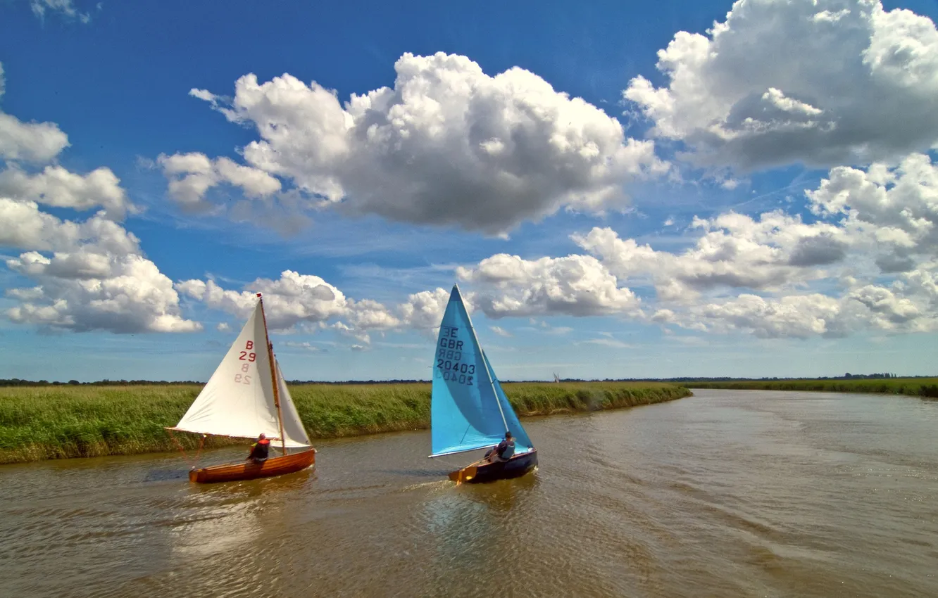 Фото обои поле, небо, лодка, канал, парус