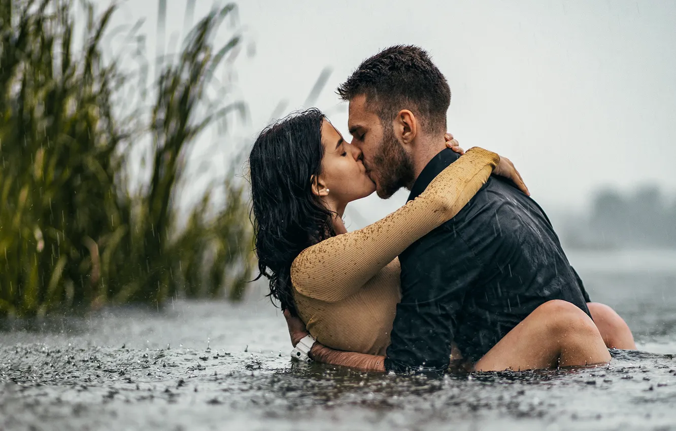 Фото обои трава, вода, девушка, дождь, поцелуй, пара, парень, влюблённые