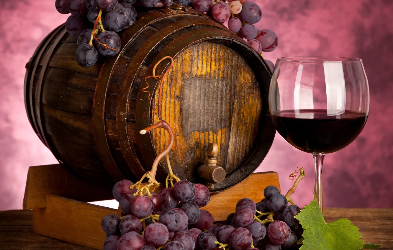 Фото обои ягоды, вино, красное, бокал, виноград, грозди, бочонок
