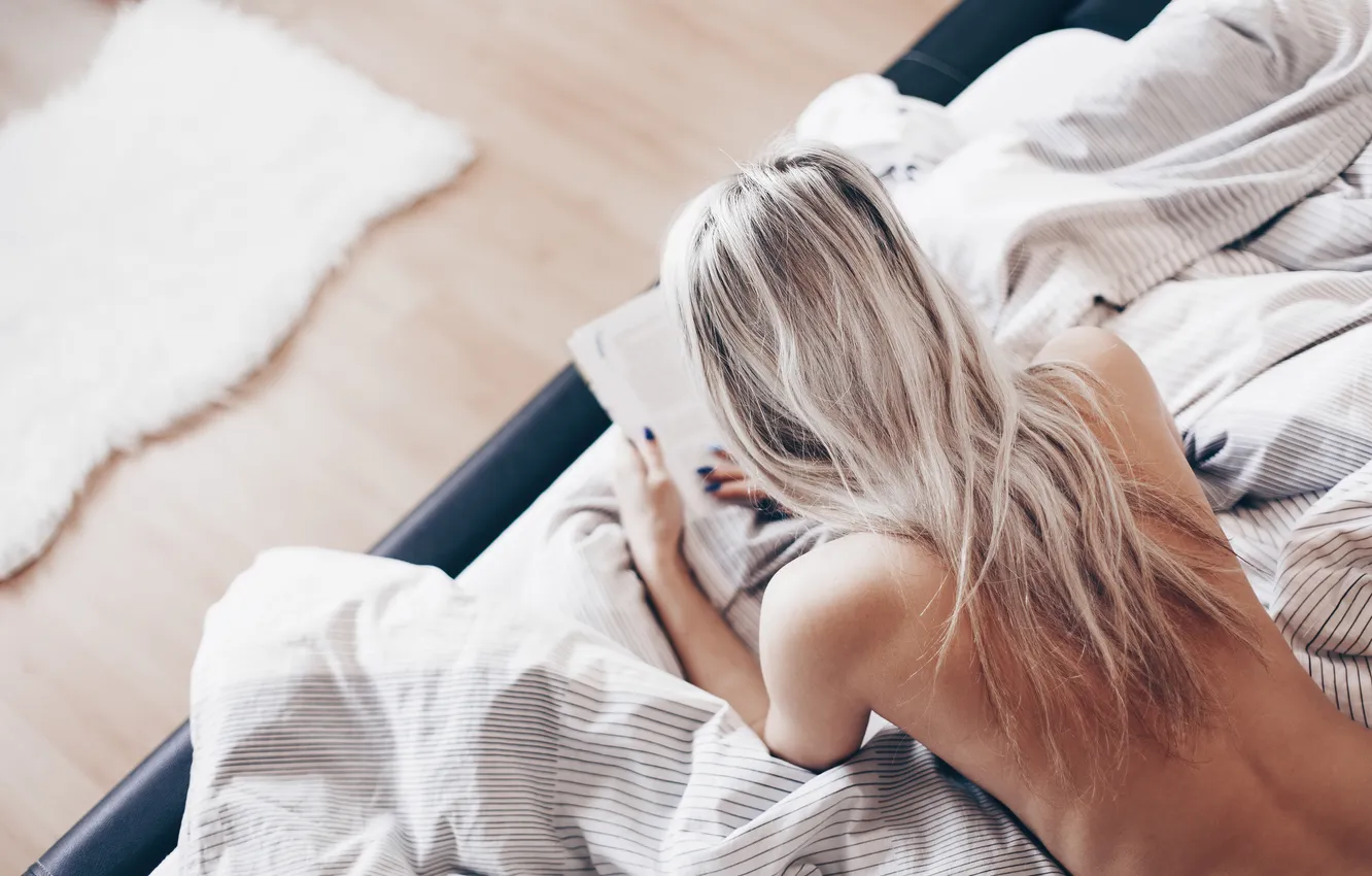 Фото обои book, bed, naked, back, reading