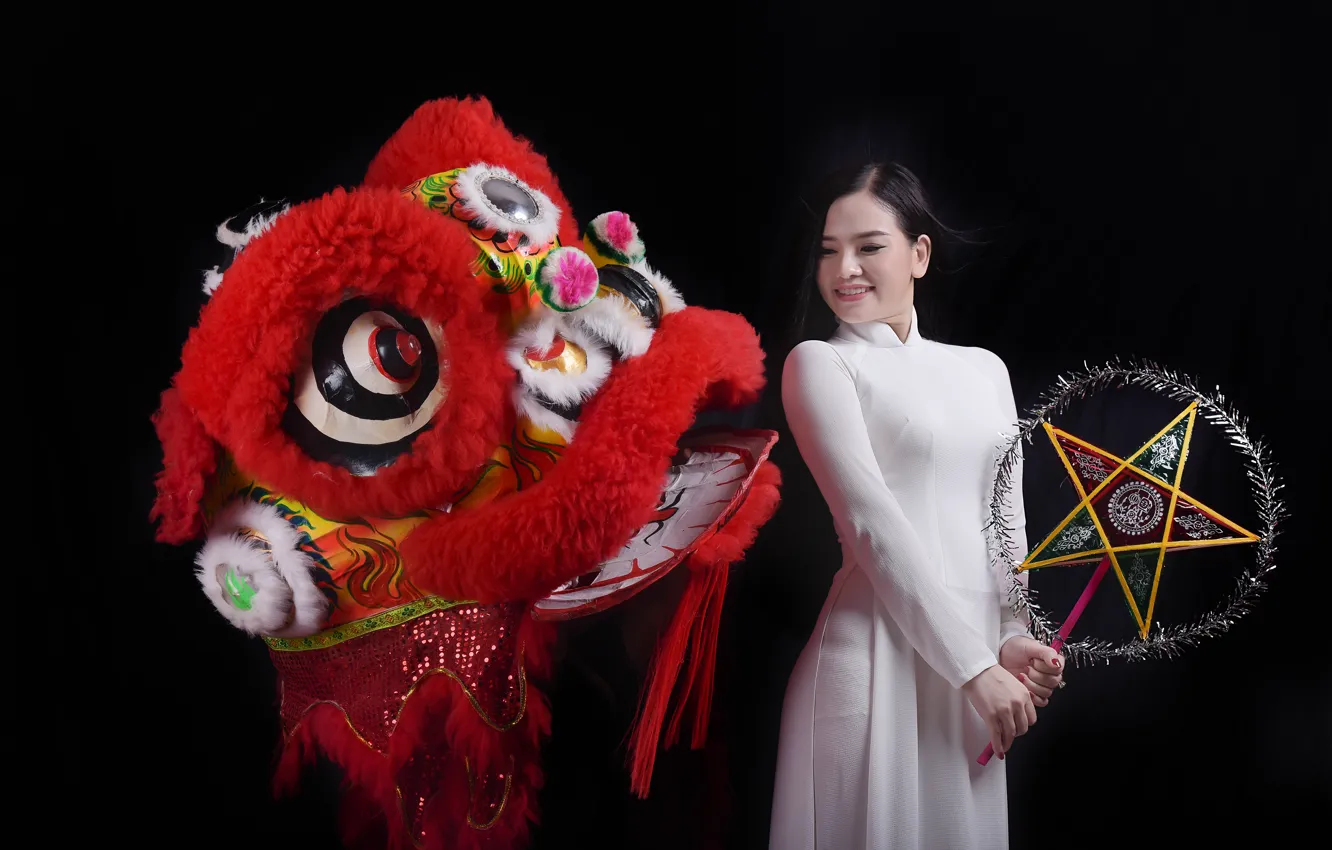 Фото обои девушка, улыбка, дракон, платье, азиатка