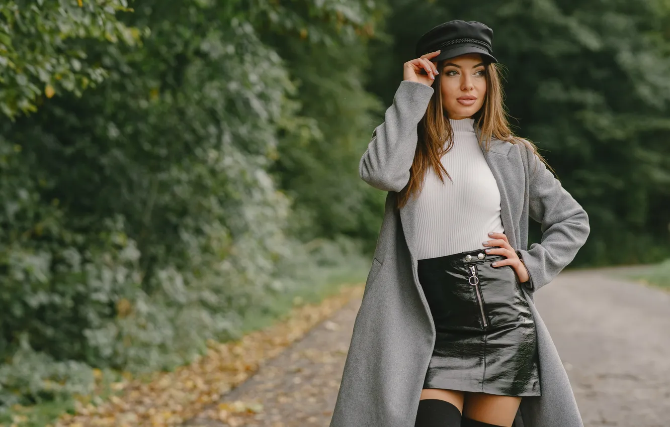 Фото обои girl, legs, stockings, beautiful, model, cap, coat, cute