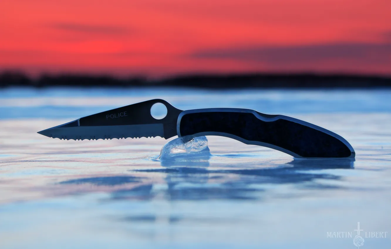 Фото обои зима, Закат, Нож, Лед, Police, Холодное оружие, Кровавый закат, Spyderco.