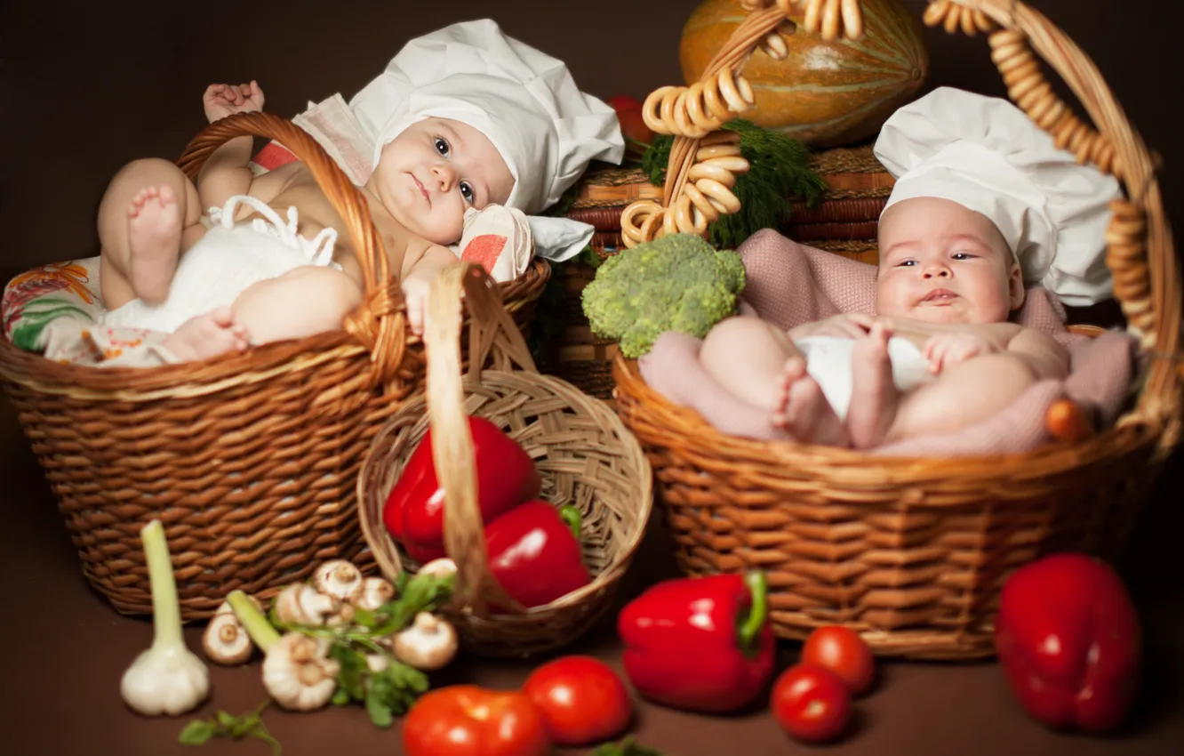 Фото обои дети, малыши, двое, овощи, лежат, баранки, корзины, поварята