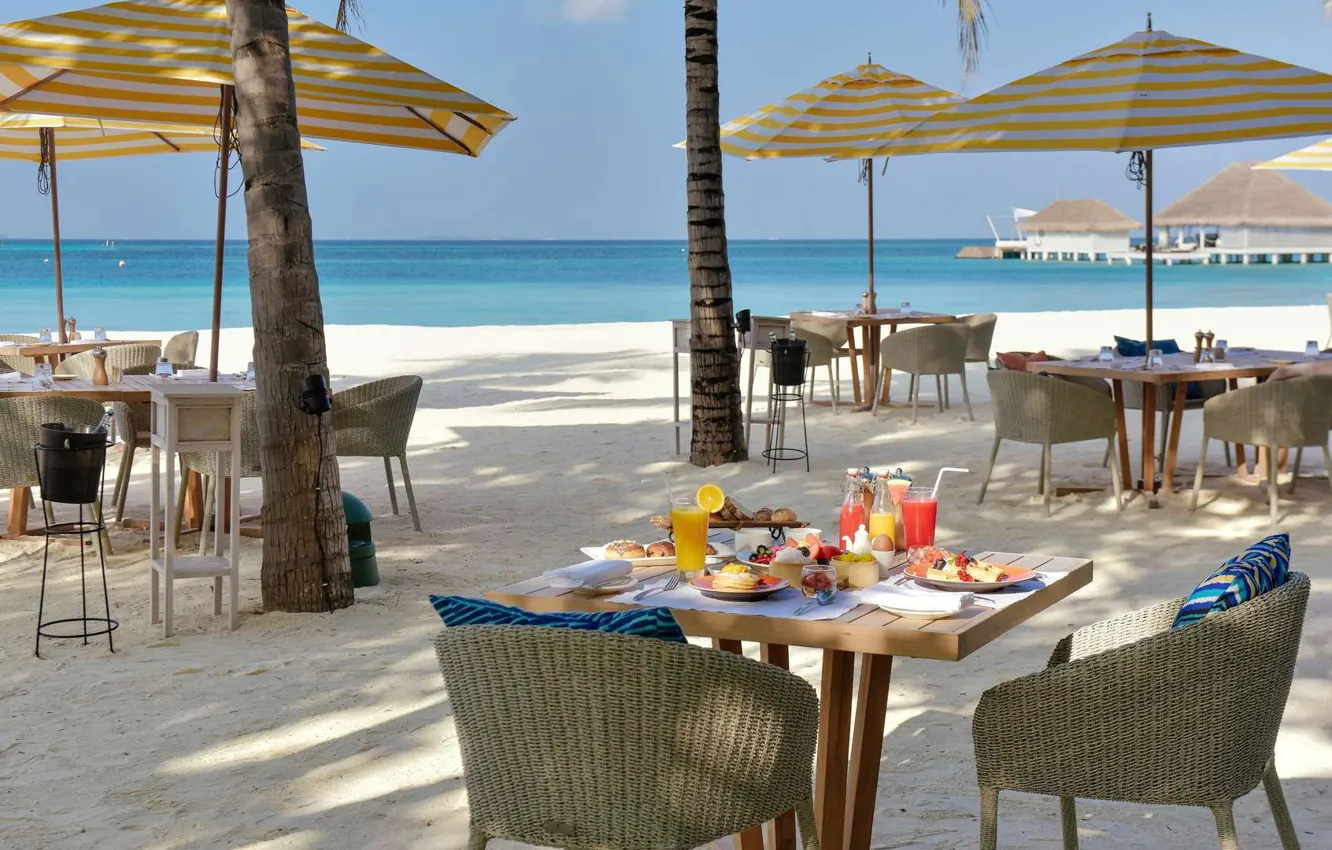 Фото обои пляж, пальмы, океан, Мальдивы, курорт, столики, ресторан на пляже
