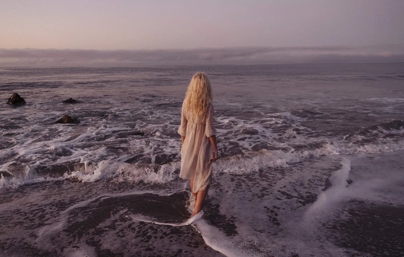 Фото обои море, волны, девушка, берег, спина, Andrе Josselin