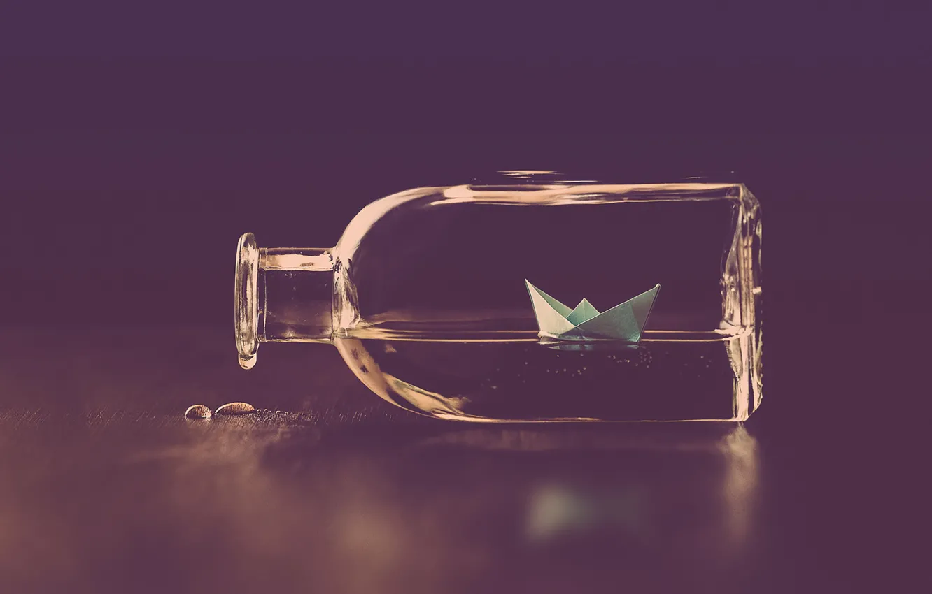 Фото обои water, drops, bottle, paper boat