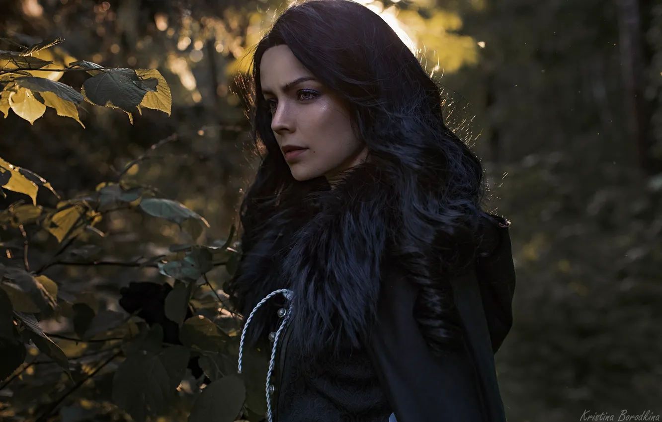 Фото обои лес, взгляд, девушка, лицо, волосы, косплей, чёрные волосы, The Witcher 3