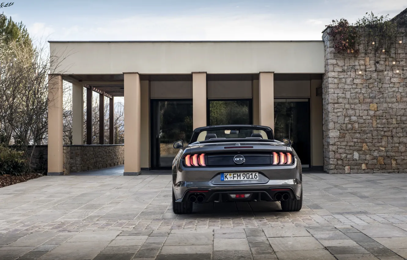 Фото обои здание, Ford, кабриолет, вид сзади, 2018, тёмно-серый, Mustang GT 5.0 Convertible