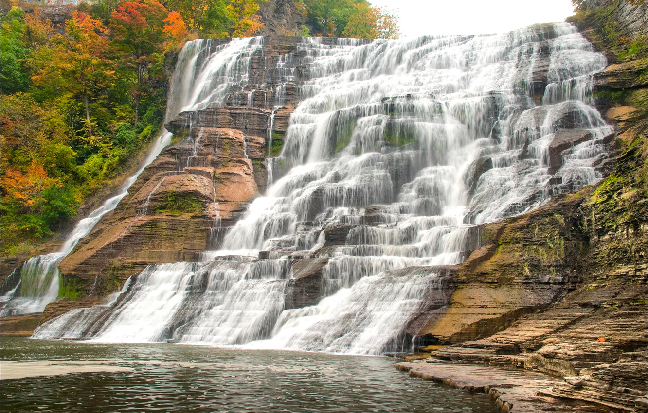 Фото обои осень, деревья, озеро, скалы, водопад, поток