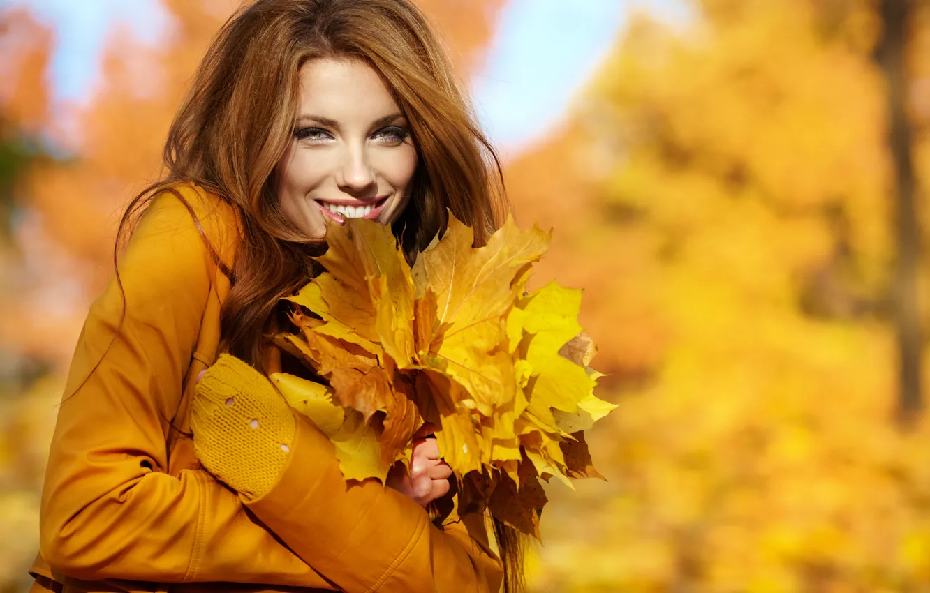 Фото обои взгляд, листья, девушка, радость, смех, шатенка, пальто, локоны