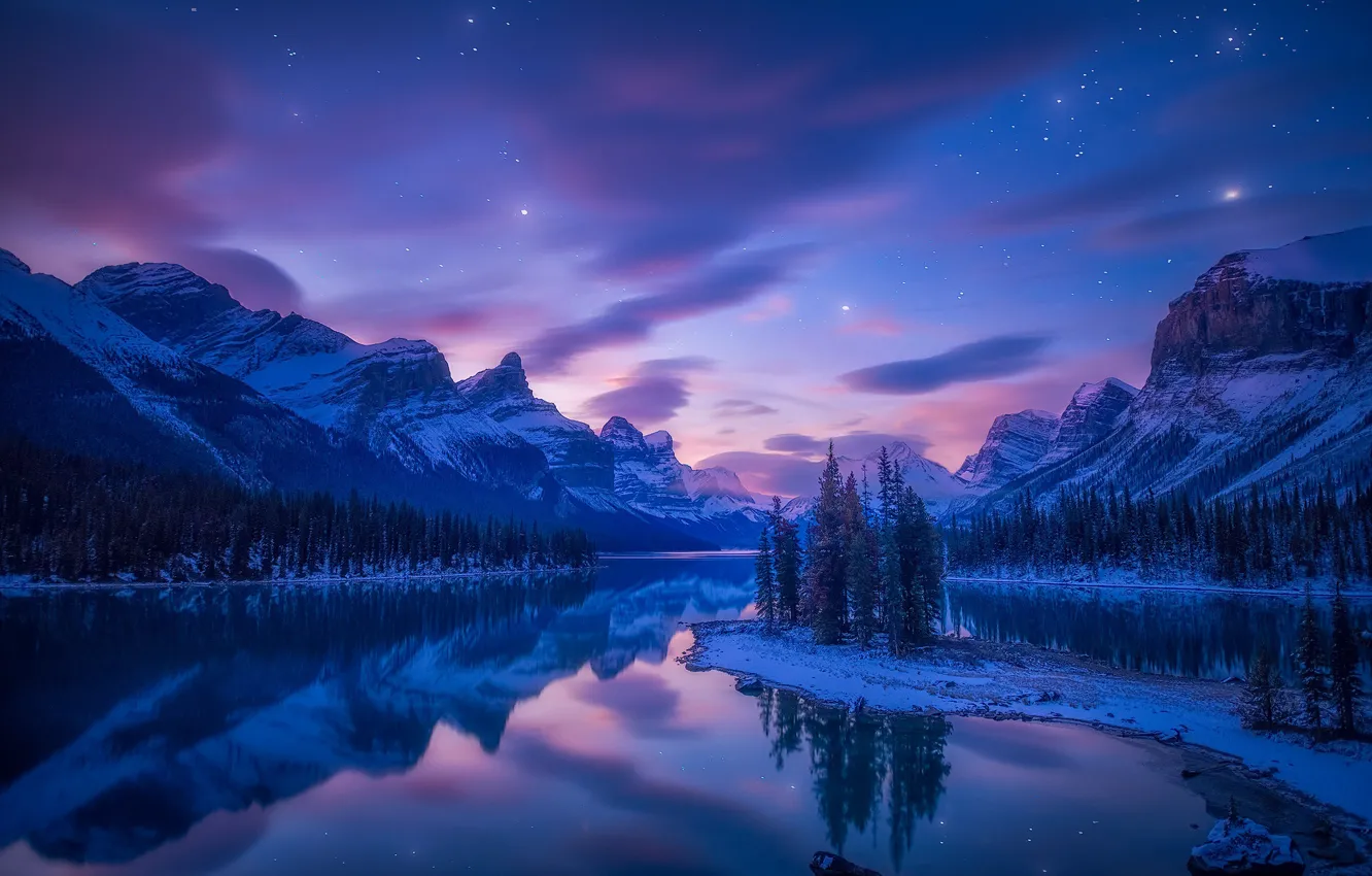 Фото обои горы, ночь, озеро, отражение, остров, Канада, Альберта, Alberta