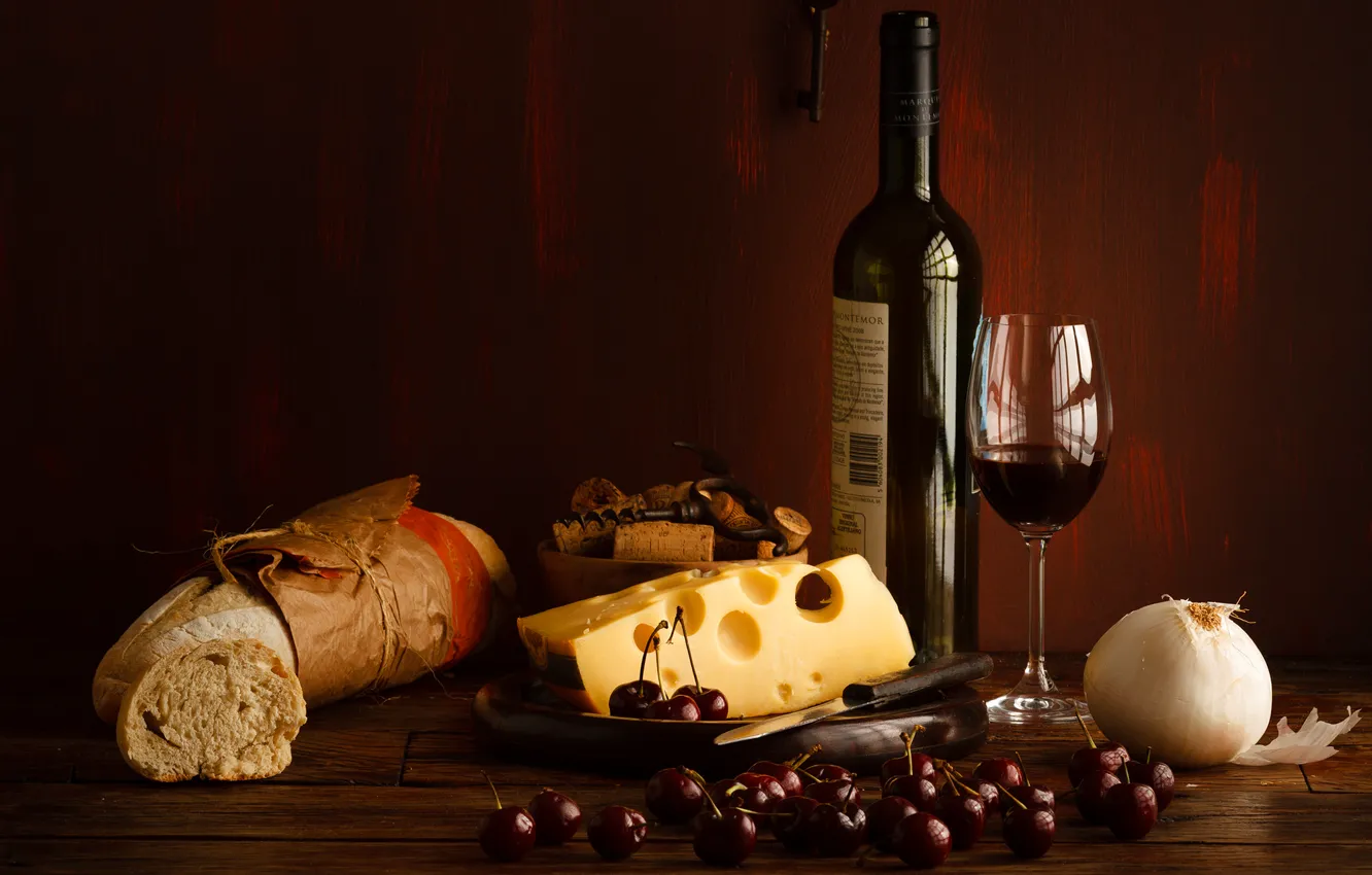 Фото обои ягоды, вино, красное, бутылка, сыр, бокалы, хлеб, вишни