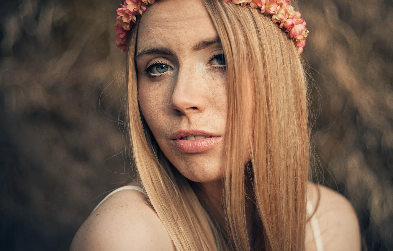 Фото обои girl, forest, bokeh, lips, hair, branches, shoulders, crown of flowers
