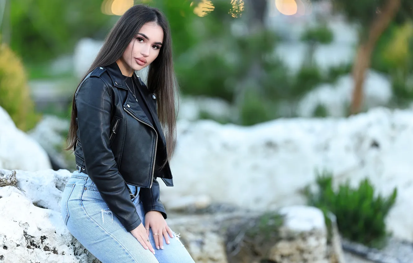 Фото обои Взгляд, Джинсы, Волосы, Поза, Брюнетка, Куртка