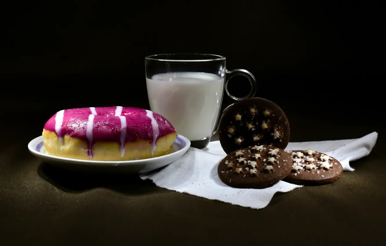 Фото обои темный фон, еда, завтрак, молоко, печенье, кружка, натюрморт, блюдце