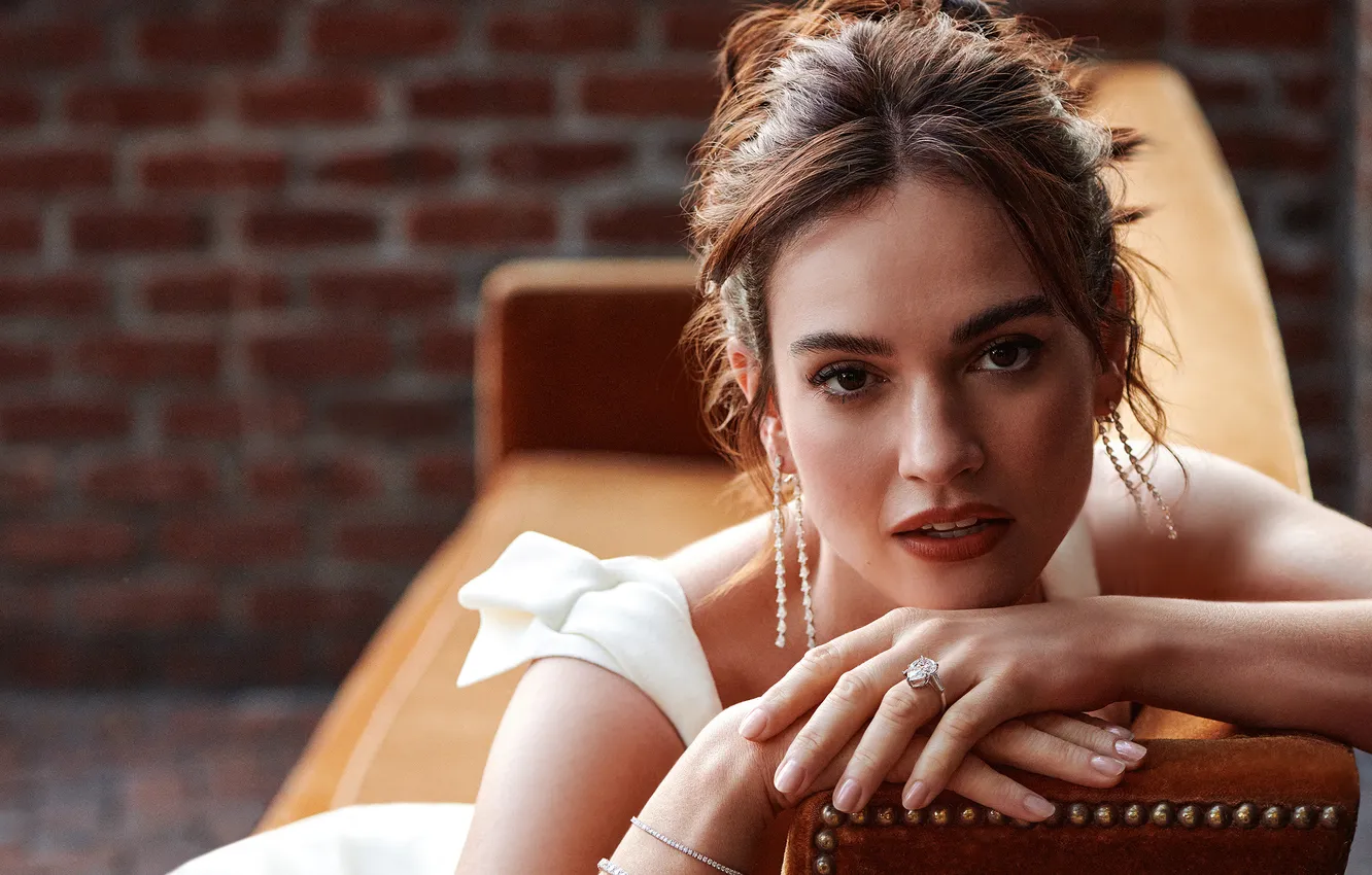 Фото обои поза, портрет, актриса, шатенка, красотка, боке, Лили Джеймс, Lily James