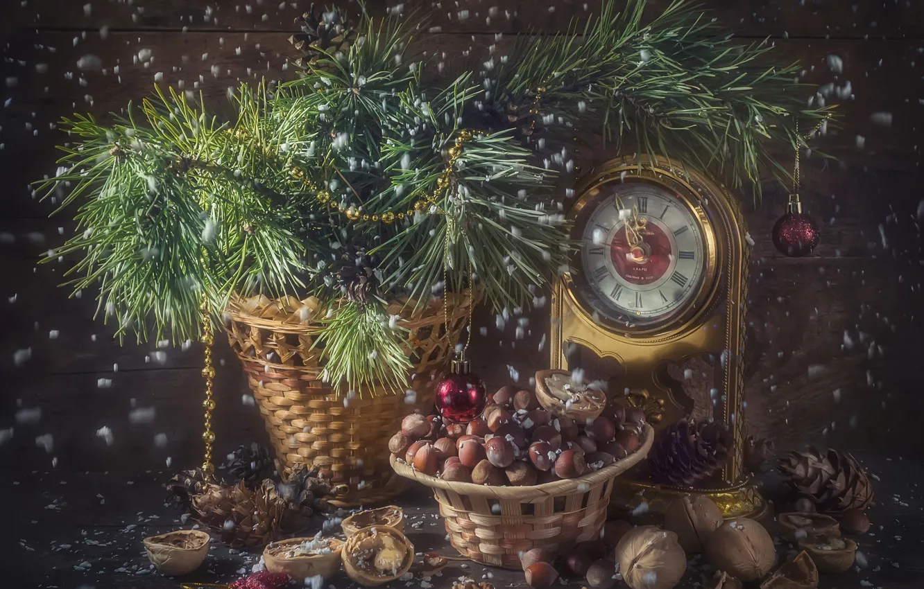 Фото обои ветки, праздник, часы, новый год, бусы, орехи, корзинка, шишки