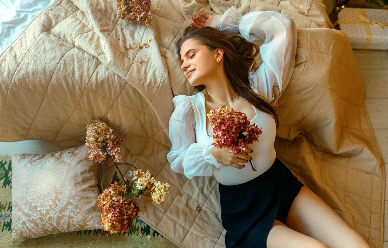 Фото обои девушка, цветы, поза, настроение, юбка, руки, блузка, одеяло