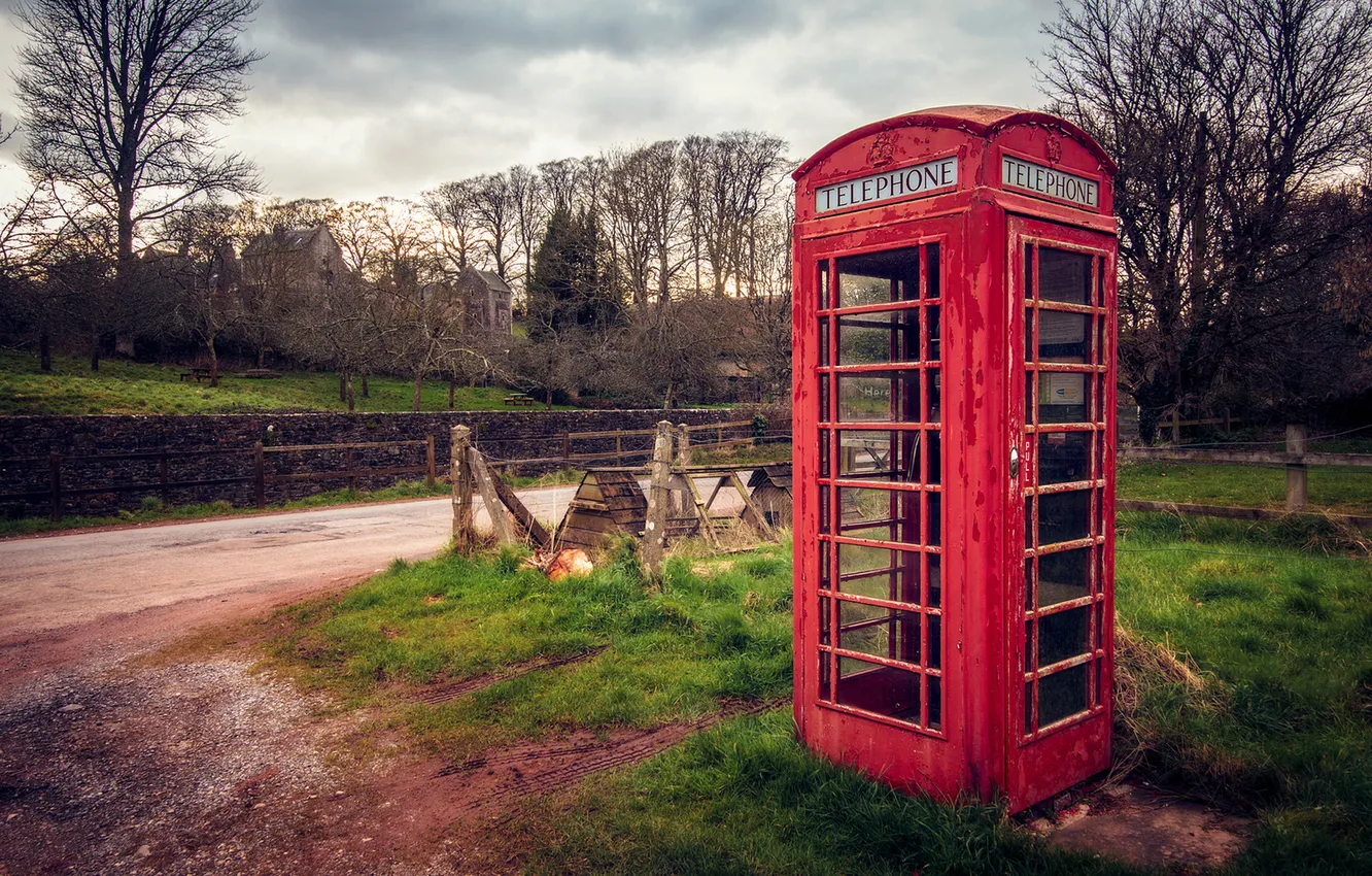 Фото обои дорога, трава, деревья, Англия, красная, телефонная будка, England, Telephone box
