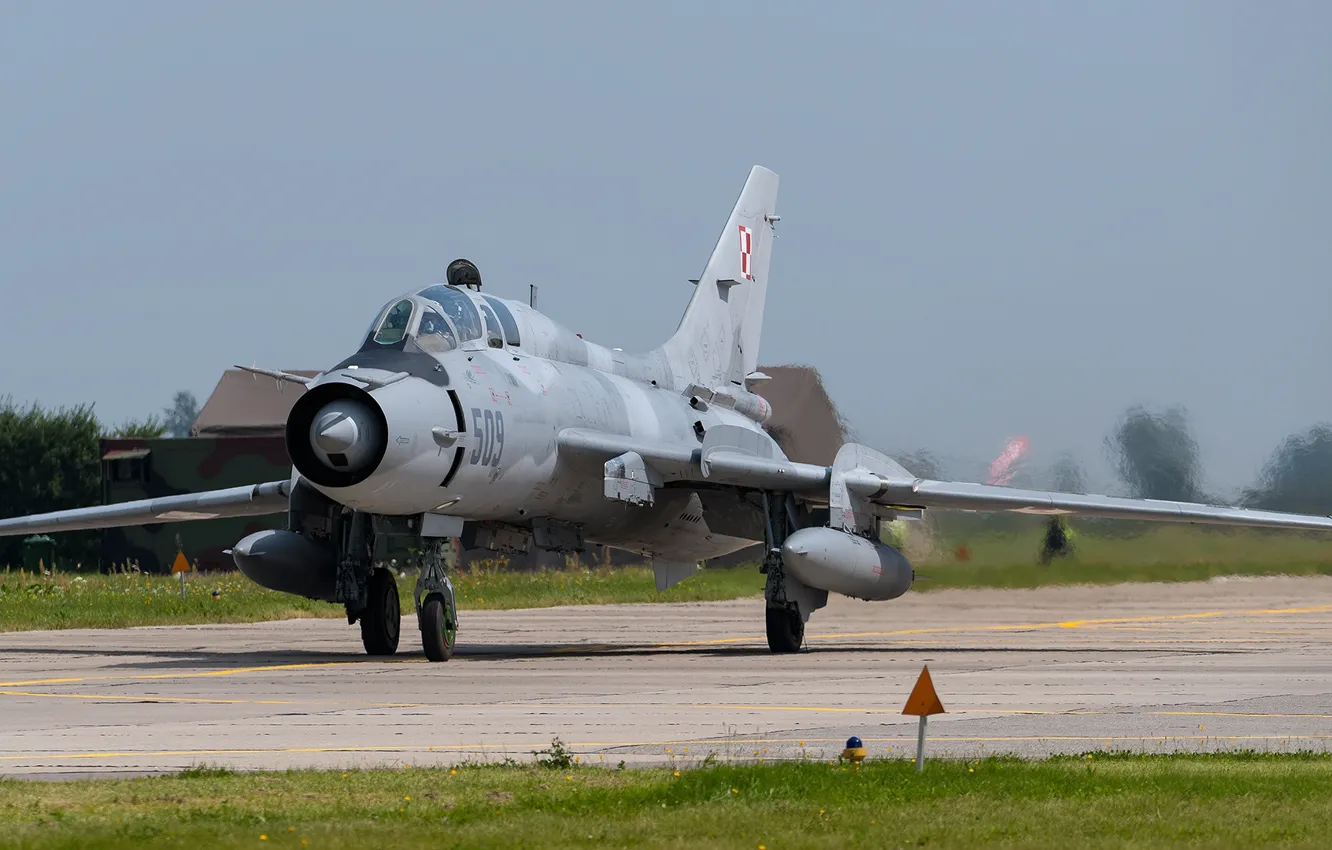 Фото обои ПТБ, ВВС Польши, Су-22М4, Истребитель-бомбардировщик, Sukhoi Su-22M4, Су-22, ВПП